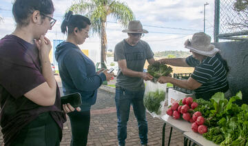 Integrantes do projeto comercializaram verduras e legumes para moradores da região do Santa Clara IV em ação realizada na manhã desta quarta (5) no Cras V