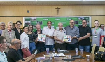 Entrega dos itens ocorreu em encontro realizado na manhã desta quinta (24) na Sala de Reuniões do Gabinete do Prefeito, que ouviu demandas das associações
