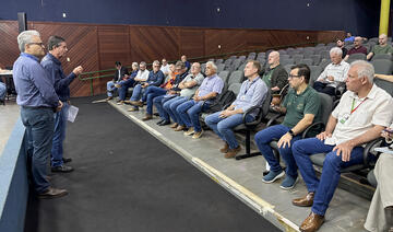 O Conselho Municipal de Desenvolvimento do Agronegócio de Toledo (CMDAT) promoveu, na manhã desta terça-feira (22), reunião extraordinária da qual participaram representantes de seis municípios do Oeste do Paraná, que debateram medidas de proteção sanitária dos rebanhos, conservação do solo e preparação para situações de emergência no meio rural. Realizado no auditório do Centro de Eventos Ismael Sperafico, o encontro também aproximou os Conselhos de Sanidade Agropecuária (CSAs) das estruturas do Programa O